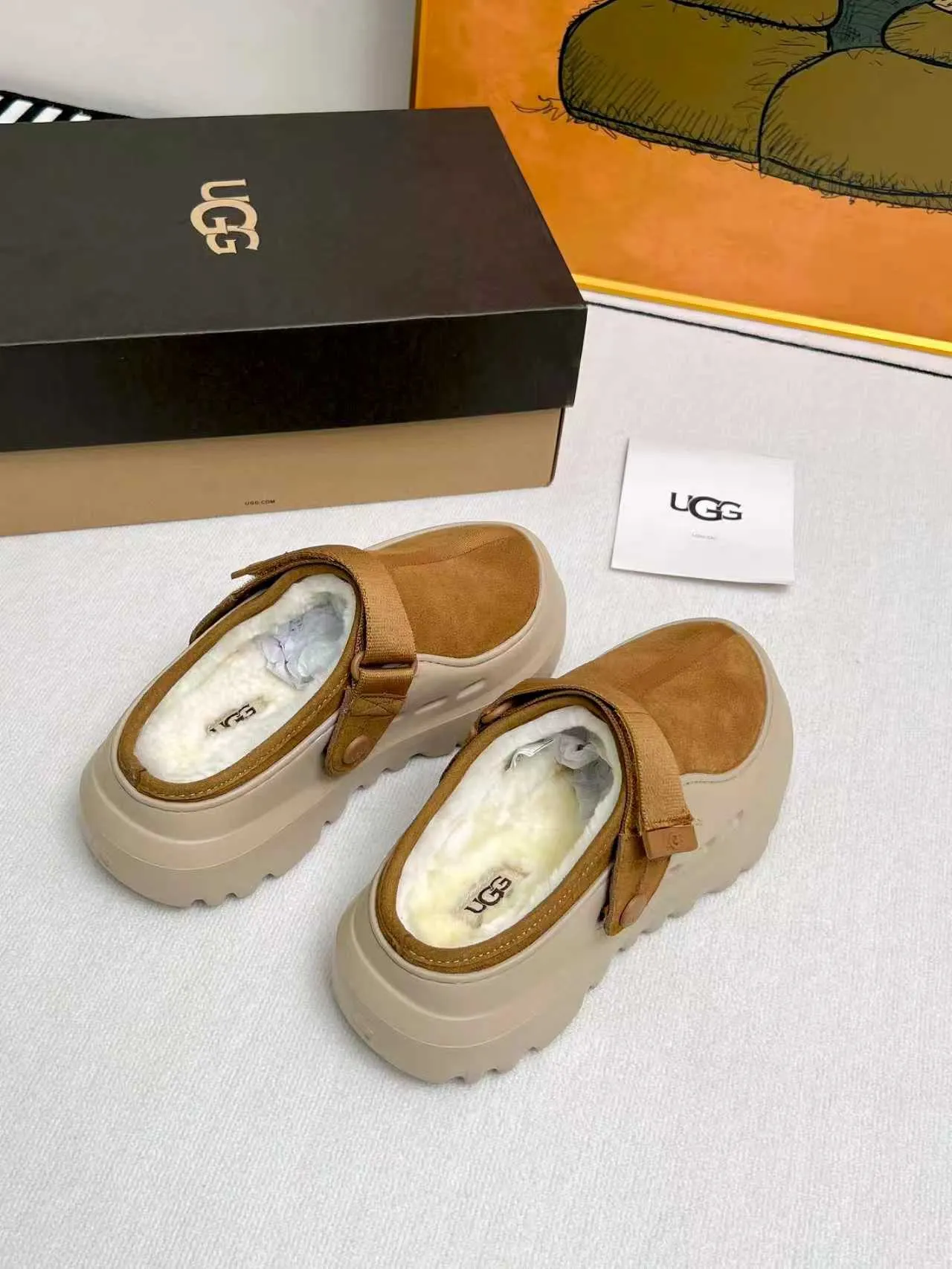 p500🐮🐮 (same style for men and women) UGG 2025 new small potato, half drag and one kick to unlock the relaxed feeling, lightweight and thin sole, always light and fashionable, casually stepping out of the new style, it feels very UGG, classic suede with soft wool lining insole, rubber foam outsole, hot stamped logo ✅Color: bright green, bright yellow, maroon, black ✅Number of codes: 35 to 45 (synchronized with the official website)